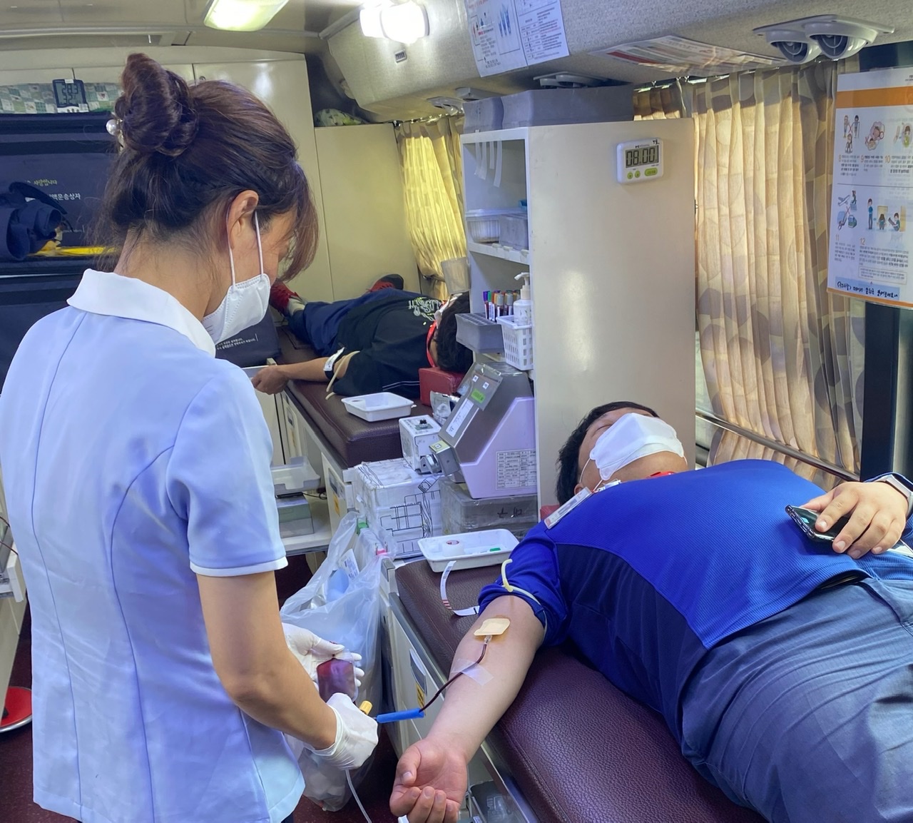 SK머티리얼즈 SK 릴레이 헌혈 캠페인 임직원 헌혈하는 모습 1
